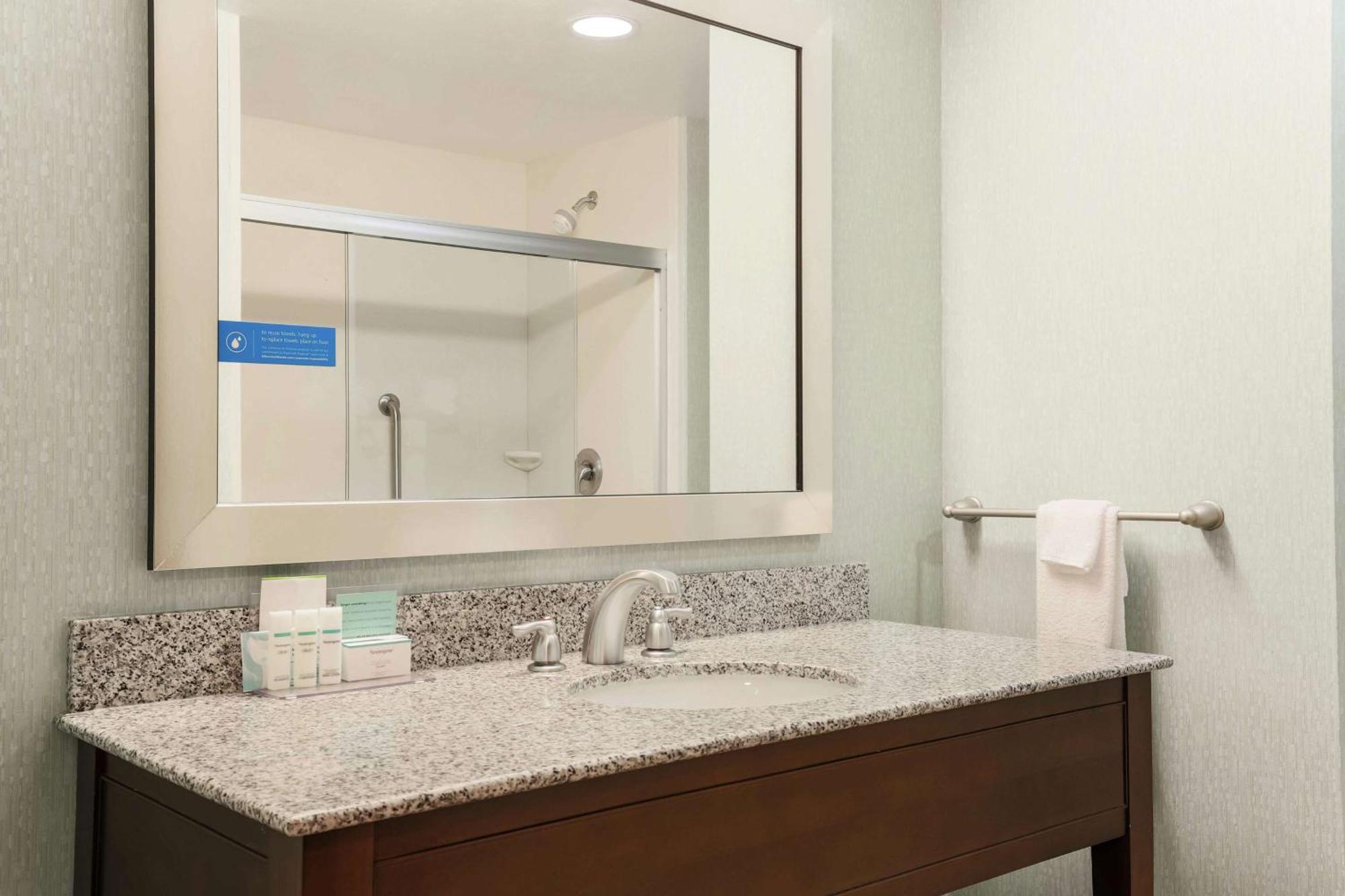 Hampton Inn & Suites Wheeling - The Highlands Triadelphia Екстер'єр фото