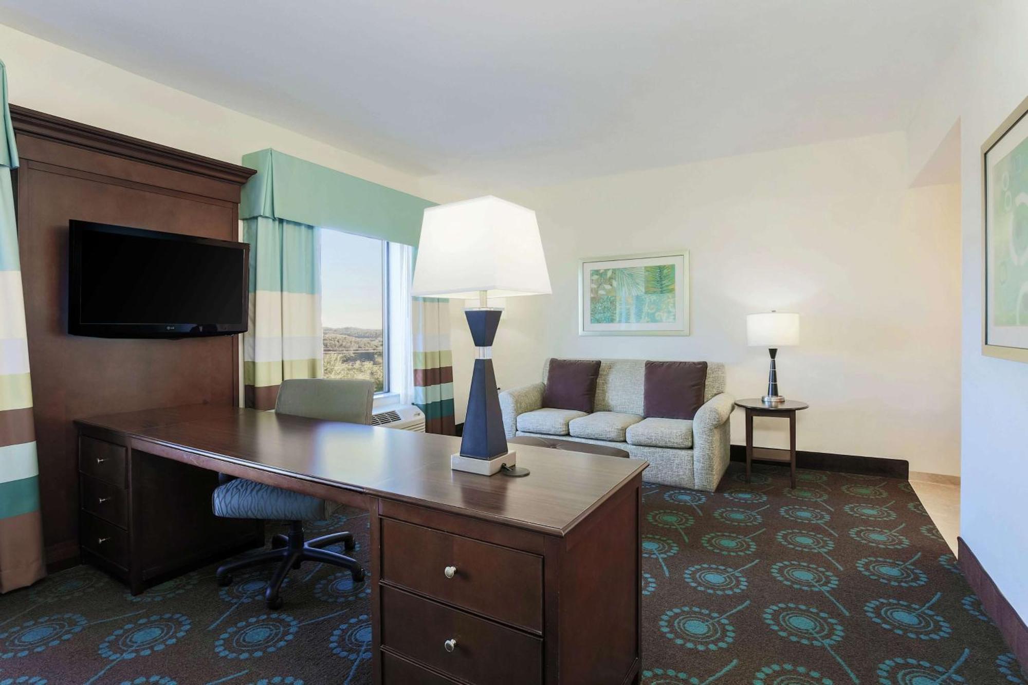 Hampton Inn & Suites Wheeling - The Highlands Triadelphia Екстер'єр фото